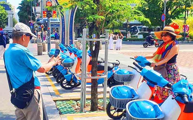 Người dân TP.HCM trải nghiệm miễn phí xe điện công cộng tại trung tâm thành phố 