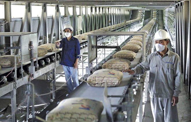 Xi măng là một trong những ngành chịu ảnh hưởng không nhỏ từ việc tăng giá xăng dầu