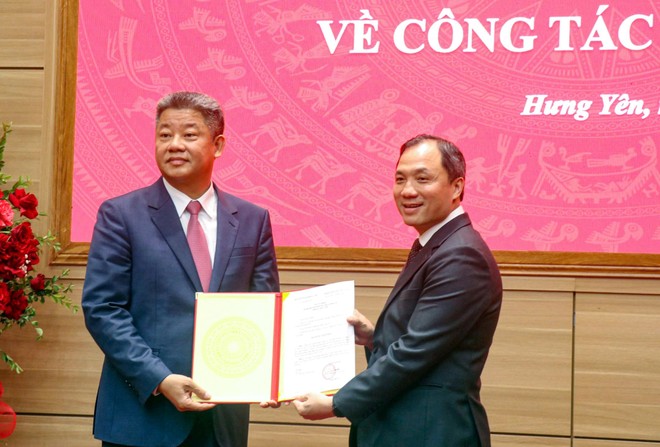 Phó trưởng Ban Thường trực Ban Tổ chức Trung ương (bên phải) trao Quyết định của Bộ Chính trị cho ông Nguyễn Mạnh Quyền giữ chức Phó Bí thư Tỉnh ủy Hưng Yên, nhiệm kỳ 2025 - 2030.