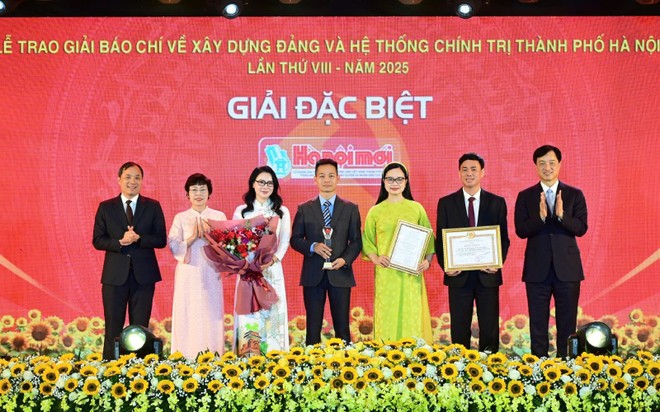 Bí thư Thành ủy Hà Nội Nguyễn Duy Ngọc và Phó trưởng ban Thường trực Ban Tổ chức Trung ương Hoàng Trung Dũng trao giải Đặc biệt cho nhóm tác giả Cơ quan Báo và Phát thanh, truyền hình Hà Nội.