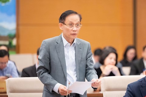  Bộ trưởng Bộ Ngoại giao Lê Hoài Trung trình bày tờ trình dự án luật. 