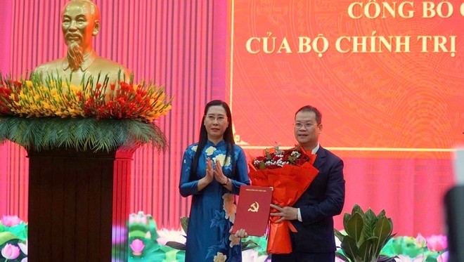 Phó Trưởng ban Tổ chức Trung ương Bùi Thị Quỳnh Vân trao quyết định và tặng hoa chúc mừng ông Nguyễn Mạnh Hùng.