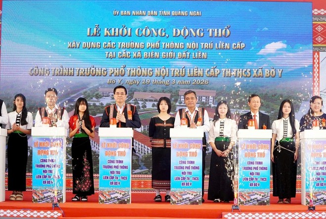 Các đại biểu bấm nút khởi công Dự án Trường phổ thông nội trú liên cấp tiểu học - trung học cơ sở xã Bờ Y.