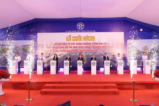 Các đại biểu bấm nút khởi công dự án. 