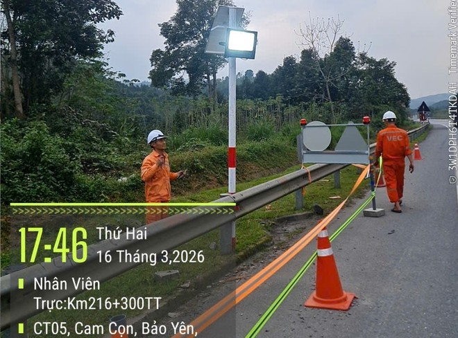 Lắp đặt cọc tiêu, biển báo và đèn chiếu sáng tại một vị trí thi công mở rộng trên cao tốc Nội Bài - Lào Cai. 