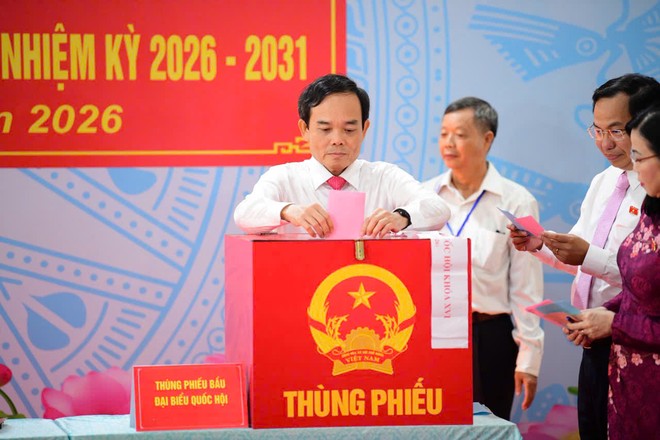 Bí thư Thành ủy TP.HCM Trần Lưu Quang bỏ phiếu bầu cử. Ảnh: Lê Toàn.