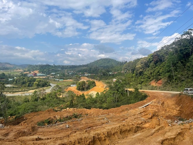 Dự án cải tạo, nâng cấp Tỉnh lộ 676 được kỳ vọng sẽ thúc đẩy phát triển kinh tế - xã hội của các địa phương của tỉnh Quảng Ngãi, song 4 năm thi công vẫn chưa xong gây ảnh hưởng đến cảnh quan, lưu thông của người dân và du khách.