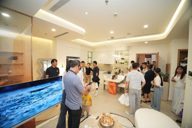 Khách hàng lắng nghe tư vấn tại nhà mẫu The NEST trong ngày khai trương.