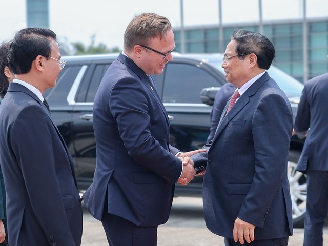 Tham tán Đại sứ quán Nga tại Việt Nam Ivan Nesterov tiễn Thủ tướng tại sân bay Nội Bài - Ảnh: VGP/Nhật Bắc