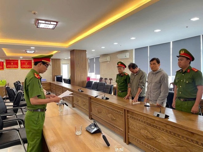 Cơ quan Cảnh sát điều tra Công an TP.Đà Nẵng tống đạt các quyết định khởi tố đối với các bị can. Ảnh: C.A Đà Nẵng