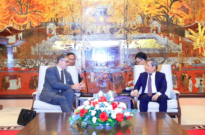 Chủ tịch UBND TP. Hà Nội Vũ Đại Thắng tiếp Đại sứ đặc mệnh toàn quyền Cộng hòa Pháp tại Việt Nam Olivier Brochet.