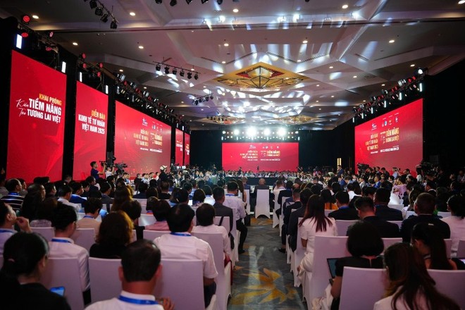 VPSF 2025 thu hút sự tham gia của khoảng 5.000 lượt đại biểu thông qua 12 phiên đối thoại địa phương, 4 phiên chuyên đề và Phiên đối thoại cấp cao. Diễn đàn cũng ghi nhận sức lan tỏa mạnh mẽ với hơn 300 ý kiến phát biểu trực tiếp và khoảng 3.000 kiến nghị được gửi về.