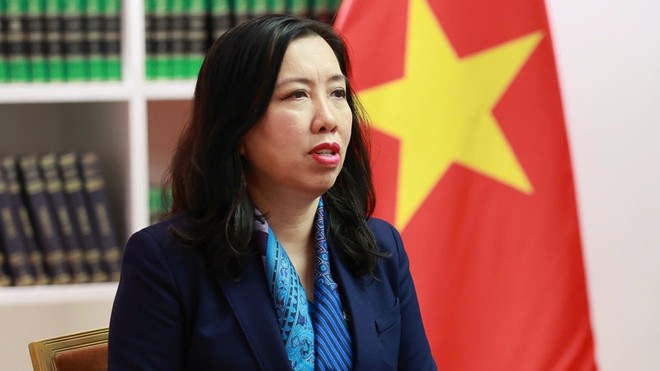 Thứ trưởng Bộ Ngoại giao Lê Thị Thu Hằng trả lời phỏng vấn báo chí.