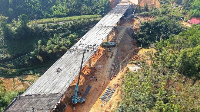 Giá vật liệu xây dựng tăng cao, khiến các công trình xây dựng, giao thông chịu sức ép đội giá thành ảnh: đức thanh 