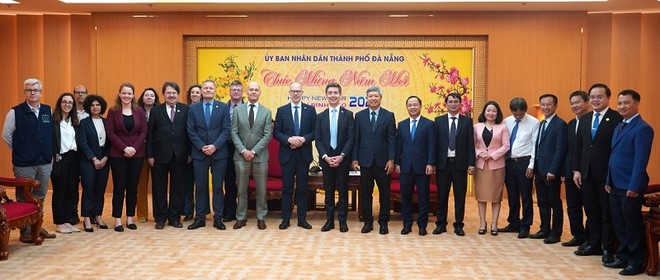 Đoàn Cao ủy Liên minh Châu Âu (EU) do ông Julien Guerrier, Đại sứ, Trưởng phái đoàn EU tại Việt Nam làm Trưởng đoàn chụp hình lưu niệm với lãnh đạo UBND TP.Đà Nẵng. Ảnh: Phương Thuận 