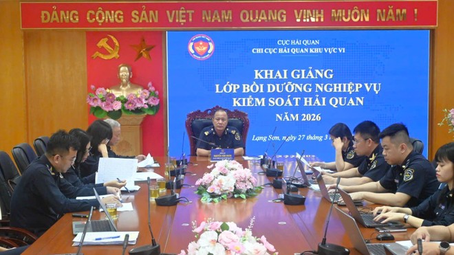 Ông Nguyễn Văn Hoàn, Chi cục trưởng Chi cục Hải quan khu vực VI (giữa) chủ trì lớp bồi dưỡng.