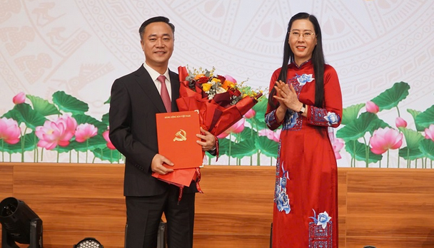 Bà Bùi Thị Quỳnh Vân, Phó Trưởng Ban Tổ chức Trung ương tặng hoa chúc mừng ông Nguyễn Việt Hùng. Ảnh: T.X 