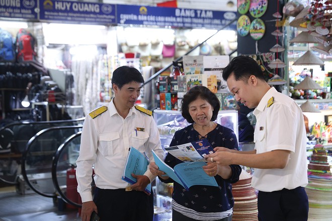 Kỳ quyết toán thuế điện tử đầu tiên của hộ kinh doanh có hạn chót vào ngày 30/4/2026. Trong ảnh: Cán bộ Thuế Hà Nội hướng dẫn, hỗ trợ các hộ kinh doanh kê khai thuế điện tử