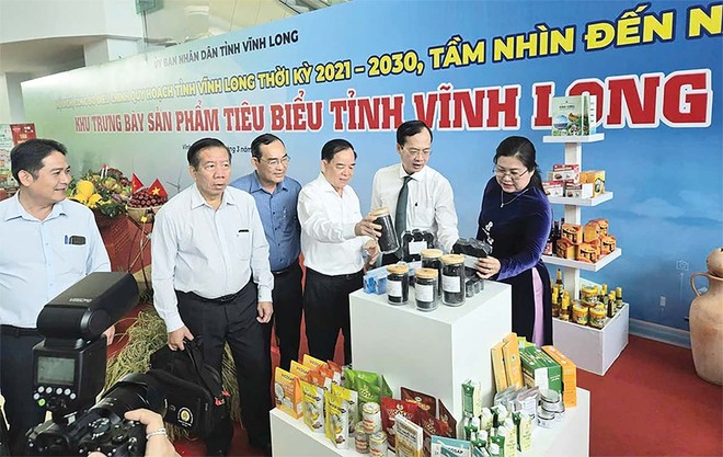 Chủ tịch UBND tỉnh Vĩnh Long Trần Trí Quang (thứ 2 từ phải qua) cùng lãnh đạo tỉnh tham quan khảo nghiệm sản phẩm tiêu biểu tại Hội nghị công bố điều chỉnh Quy hoạch tỉnh Vĩnh Long (Ảnh: P.V)