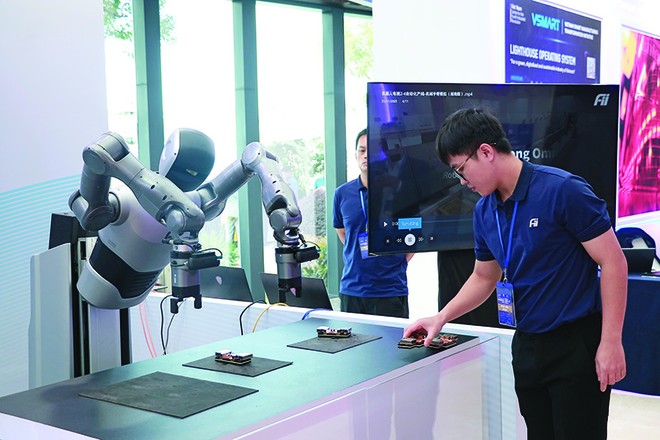Hãng công nghệ Foxconn trưng bày mẫu robot hình người phục vụ việc sản xuất tại Diễn đàn Kinh tế mùa thu 2025. Ảnh: P.V