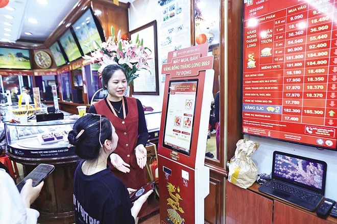 Cửa hàng vàng Bảo Tín Minh Châu có hành vi bán “vàng giấy” cho khách. Ảnh: Đức Thanh