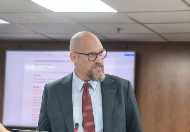 Ông Richard D. McClellan, Tổng giám đốc điều hành Trung tâm Tài chính quốc tế Việt Nam tại TP.HCM chia sẻ tại buổi họp báo.