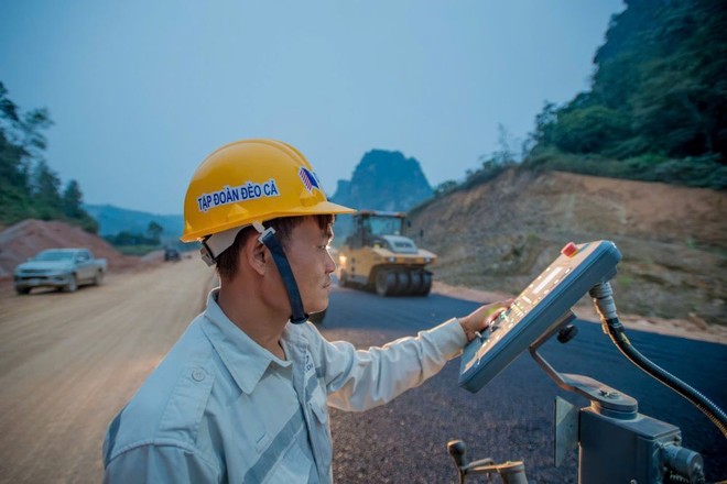 Thi công thảm bê tông nhựa tại Dự án cao tốc Đồng Đăng - Trà Lĩnh. 