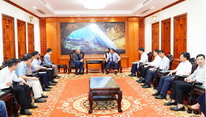 Chủ tịch Hiệp hội HunterNet Tim Owen trao đổi với Phó Chủ tịch UBND tỉnh Quảng Trị Lê Đức Tiến về các ngành mà hiệp hội mong muốn hợp tác