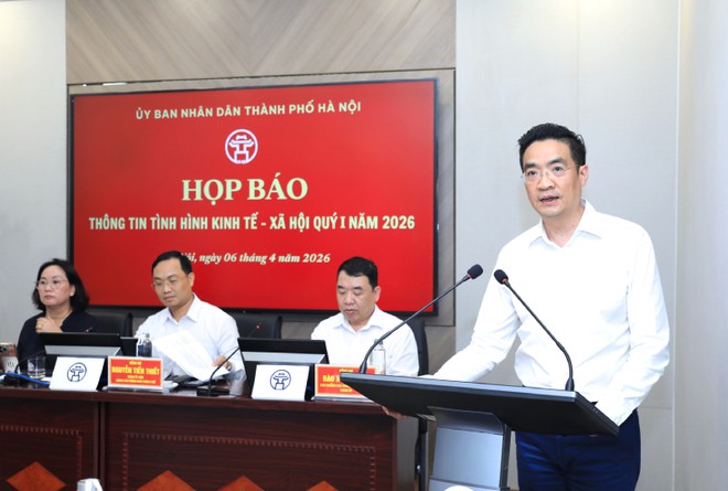 Giám đốc Sở Quy hoạch - Kiến trúc Hà Nội Nguyễn Trọng Kỳ Anh trao đổi thông tin tại họp báo.