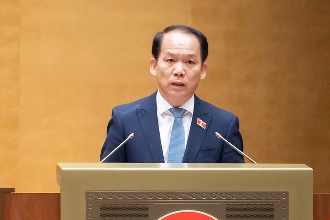 Bộ trưởng Bộ Tư pháp Hoàng Thanh Tùng trình bày tờ trình dự án luật. 