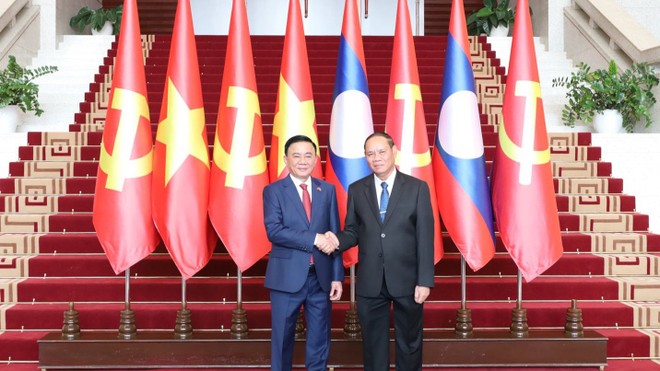 Đồng chí Thường trực Ban Bí thư Đảng Nhân dân Cách mạng Lào Vi-lay La-khăm-phong và đồng chí Thường trực Ban Bí thư Trần Cẩm Tú chụp ảnh chung tại Lễ đón.