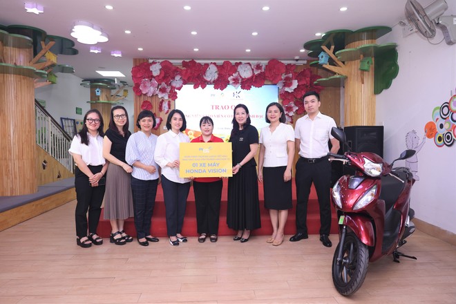 Bà Nguyễn Thanh Huyền - Giám đốc Ban MarCom, Đại diện PVcomBank (đứng thứ ba từ phải qua) trao tặng xe máy cho cô giáo Trần Thị Thúy Phương (áo đỏ)