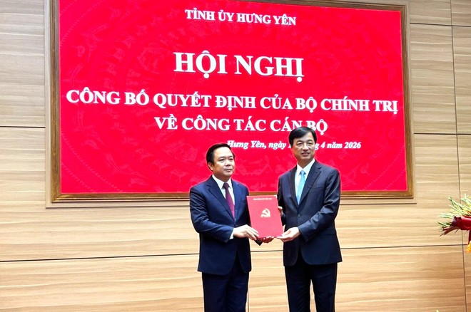 Đồng chí Nguyễn Duy Ngọc, Ủy viên Bộ Chính trị, Bí thư Trung ương Đảng, Trưởng Ban Tổ chức Trung ương trao Quyết định của Bộ Chính trị cho đồng chí Phạm Quang Ngọc.