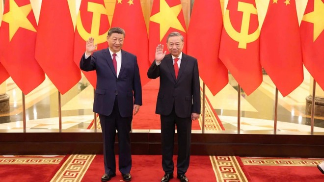 Tổng Bí thư, Chủ tịch nước Tô Lâm và Tổng Bí thư, Chủ tịch nước Trung Quốc Tập Cận Bình chụp ảnh chung trong chuyến thăm Việt Nam hồi tháng 4/2025 (Ảnh: Nhật Bắc).