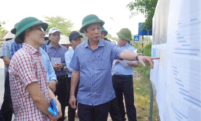 Phó Chủ tịch Thường trực UBND tỉnh Quảng Trị Hoàng Nam (đang chỉ tay vào sa bàn dự án) kiểm tra tiến độ dự án đoạn qua xã Diên Sanh