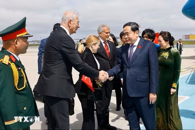 Chủ tịch Quốc hội Trần Thanh Mẫn và Phu nhân cùng đoàn đại biểu cấp cao Việt Nam đến thành phố Istanbul. (Ảnh: Doãn Tấn/TTXVN)