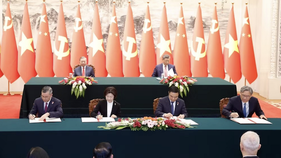 Bộ trưởng Bộ Công thương Lê Mạnh Hùng và Bộ trưởng Bộ Thương mại Trung Quốc Vương Văn Đào ký kết các bản ghi nhớ hợp tác sản xuất, chuỗi cung ứng và thúc đẩy thương mại. 