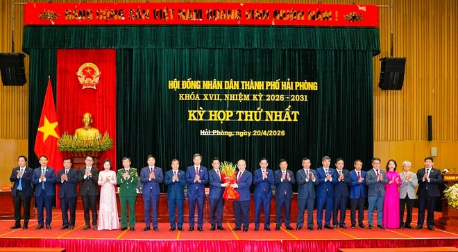 Ông Lê Ngọc Châu, Uỷ viên Trung ương Đảng, Bí thư Thành uỷ, Trưởng Đoàn Đại biểu Quốc hội thành phố Hải Phòng tặng hoa chúc mừng các đồng chí lãnh đạo và Uỷ viên UBND thành phố nhiệm kỳ 2026 - 2031