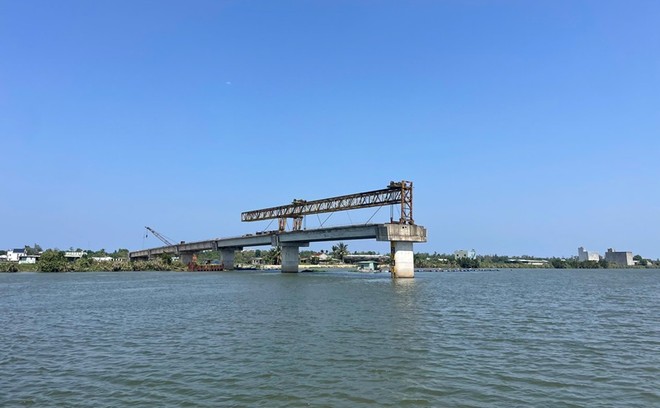 Dự án Cầu Tam Tiến và đường dẫn có tổng vốn đầu tư 220 tỷ vẫn dang dở sau 7 năm thi công. 