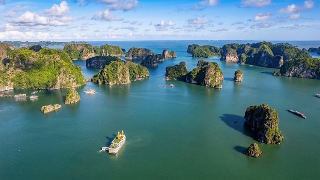 Tuyến tàu du lịch kết nối vịnh Hạ Long và vịnh Lan Hạ mở ra hành trình xuyên vùng di sản độc đáo, hấp dẫn.