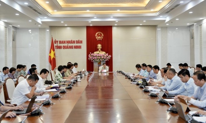 Ông Bùi Văn Khắng, Chủ tịch UBND tỉnh Quảng Ninh chủ trì cuộc họp. Ảnh: Đỗ Phương