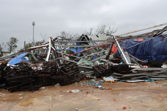 Nhà xưởng của Công ty TNHH TMDV Phước Tiến tại Khu công nghiệp Phú Tài , tỉnh Gia Lai bị thiệt hại do cơn bão số 13. Ảnh: Thùy Trang 