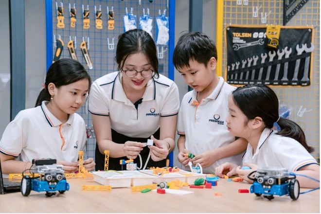 Tại Phenikaa School, mỗi giờ học STEM là một hành trình khám phá, nơi học sinh được trực tiếp trải nghiệm, sáng tạo và phát triển tư duy giải quyết vấn đề dưới sự đồng hành của giáo viên.