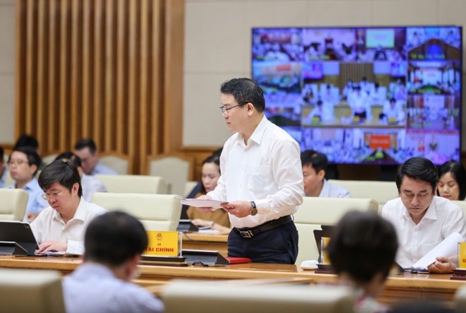  Thứ trưởng Bộ Tài chính Trần Quốc Phương báo cáo tại Hội nghị. Ảnh: VGP