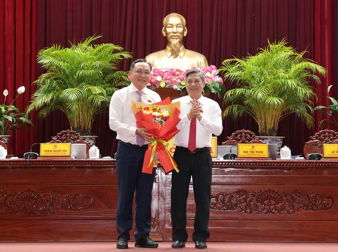 Ông Đồng Văn Thanh, Ủy viên BCH Trung ương Đảng, Phó Bí thư Thường trực Thành ủy, Chủ tịch HĐND TP. Cần Thơ tặng hoa chúc mừng ông Lê Công Lý (bên trái)