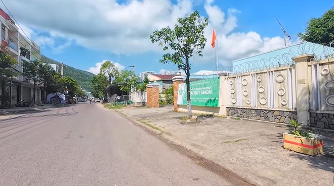 Doanh nghiệp sản xuất nằm đối diện khu dân cư tại Cụm công nghiệp Quang Trung. Ảnh: Cảnh Hù.
