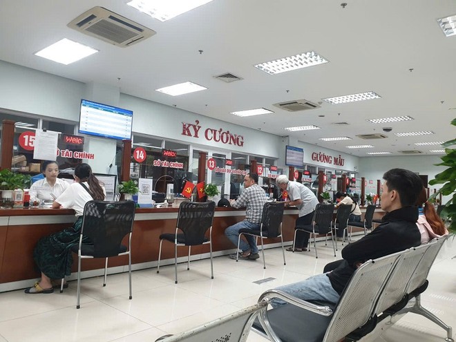 Người dân làm thủ tục hành chính tại Trung tâm hành chính công TP.Đà Nẵng. Ảnh: Linh Đan 