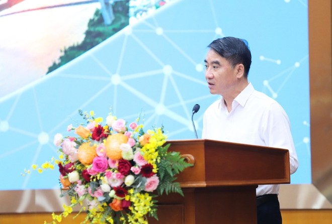 Phó Chủ tịch UBND TP. Hà Nội Nguyễn Xuân Lưu trình bày tham luận tại Hội nghị.