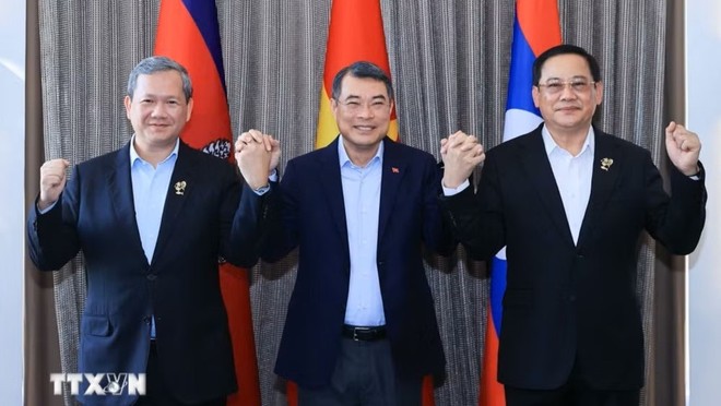 Thủ tướng Chính phủ Lê Minh Hưng với Thủ tướng Campuchia Hun Manet và Thủ tướng Lào Sonexay Siphandone.