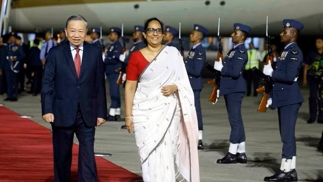 Thủ tướng Sri Lanka Harini Amarasuriya đón Tổng Bí thư, Chủ tịch nước Tô Lâm tại sân bay quốc tế Bandaranaike. Ảnh: TTXVN.